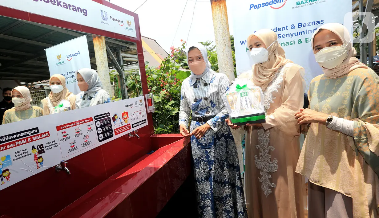 Pimpinan BAZNAS Indonesia Saidah Sakwan, Senior Brand Manager Pepsodent PT Unilever Indonesia Tbk Distya Tarworo Endri dan Head of Sustainable Living Beauty & Home Care and Personal Care Unilever Indonesia Foundation Ratu Mirah Afifah melihat fasilitas sikat gigi di Depok. (Liputan6.com/HO/Bon)