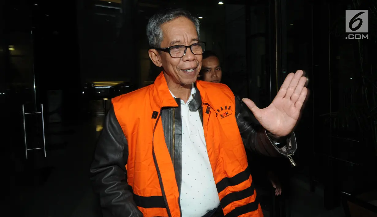Kepala KPP Pratama Ambon La Masikamba memakai rompi tahanan usai menjani pemeriksaan 1 x 24 jam pasca terjaring OTT terkait menerima suap upaya pengurangan pajak yang harus dibayar di gedung KPK, Jakarta, Kamis (4/10). (Merdeka.com/Dwi Narwoko)