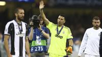 Lambaian tangan Gianluigi Buffon kepada suporter usai menerima medali sebagai runer up Liga Champions 2016-2017 di Millennium Stadium, Cardiff, Wales (3/6/2017). (AP/Dave Thompson)