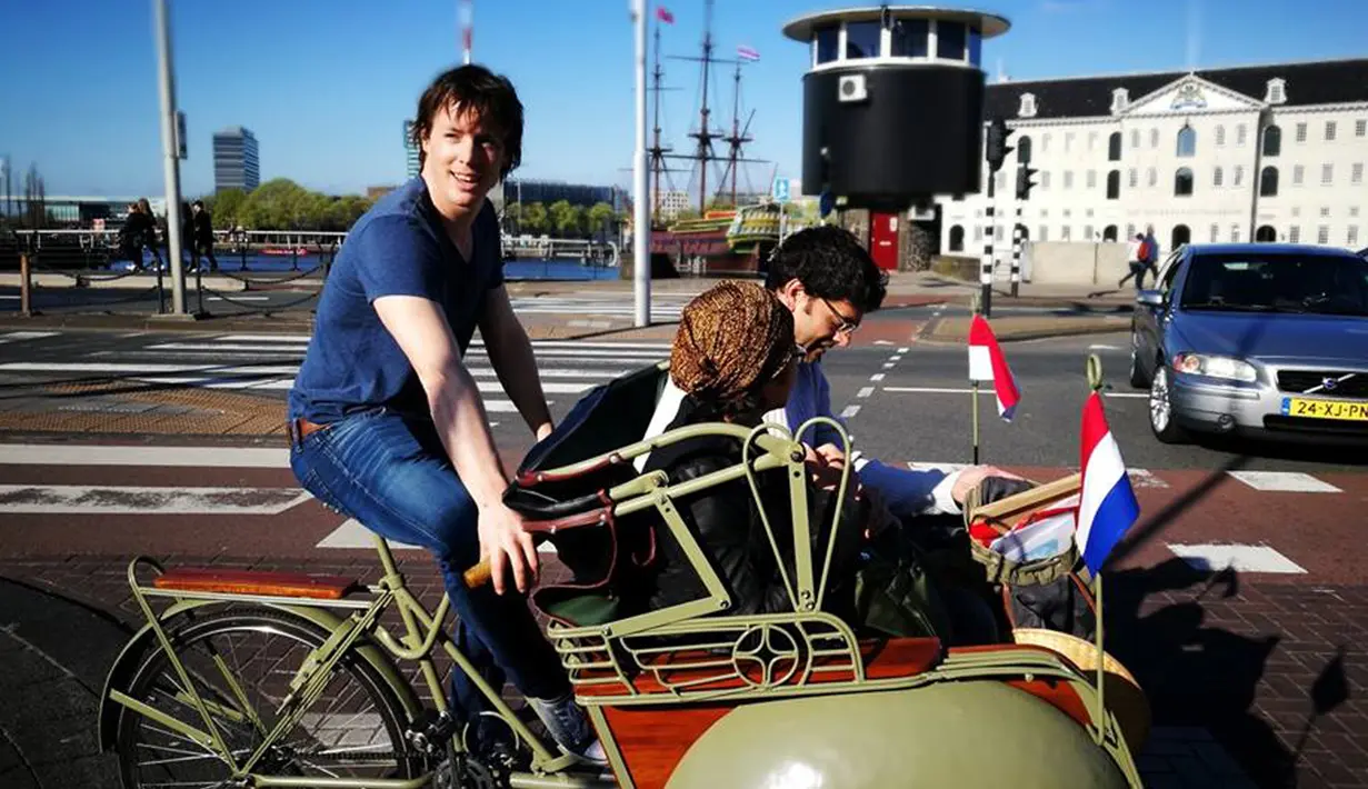 Seorang pemuda Belanda, Daan Goppel mempopulerkan becak khas Yogyakarta untuk dijadikan alat transportasi wisata mengelilingi kota Amsterdam. (facebook.com/becakamsterdam)