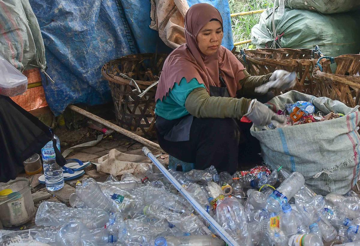 FOTO: Mengintip Proses Daur Ulang Botol Plastik Menjadi Cacahan  Plastik Bernilai Jual Tinggi