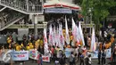 Para pendukung Cagub DKI Jakarta Ahok dan Djarot membawa bendera saat berada di KPUD DKI Jakarta, Rabu, (21/9). Cagub DKI Jakarta Ahok-Djarot akan mendaftarkan diri ke KPU DKI. (Liputan6.com/Gempur M Surya)