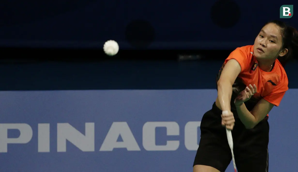 Tunggal putri, Ruselli Hartawan, beraksi saat melawan tunggal Malaysia, Kisona Selvaduray, pada laga final Bulutangkis di SEA Games 2019 di Multinlupa Sports Complex, Senin (9/12). Ruselli meraih perak setelah kalah dengan skor 22-20, 14-21 dan 13-21. (Bola.com/M Iqbal Ichsan)