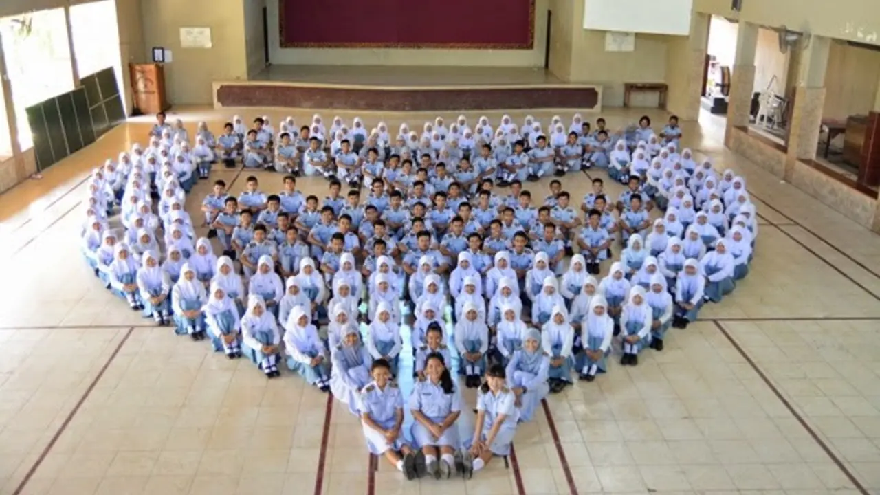 10 Formasi Foto Kekinian Bukti Cinta Murid pada Sekolah