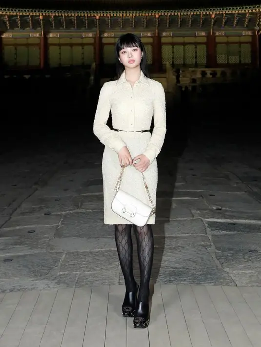 Hanni NewJeans juga jadi pusat perhatian di acara Gucci Seoul Cruise 2024. Dia tampil anggun dalam ansambel setelan rok krem yang mengingatkan pada tampilan khas Jackie Kennedy. [Foto: Instagram @gucci]