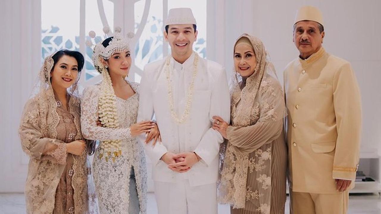 7 Momen 'Pernikahan' Dinda Kirana dan Jonathan Frizzy Ini Bikin Netizen Terkejut