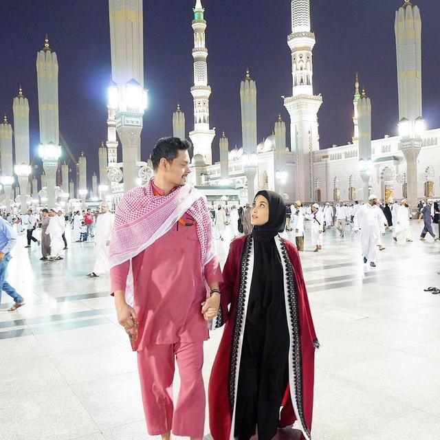 Jarang Tersorot, Ini 6 Momen Manis Eva Anindita dan Suami