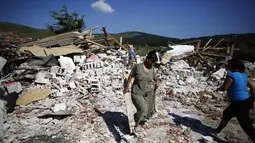 Sedikitnya 55 bangunan liar di pinggiran kota Roma, Stara Zagora, Bulgaria, dihancurkan aparat kepolisian setempat, (21/7/2014). (REUTERS/Stoyan Nenov)