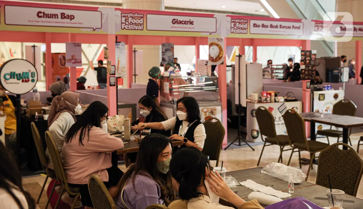 Pengunjung menyantap makanan dalam Mall Lotte Shopping Avenue, Jakarta, Rabu (21/7/2022). Pemerintah Indonesia mulai mewajibkan vaksinasi lanjutan atau booster Covid-19 sebagai syarat bepergian dan masuk ke tempat umum, salah satunya mal sejak 17 Jui 2022. (Liputan6.com/Faizal Fanani)
