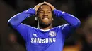 Striker Chelsea Didier Drogba meratapi kekalahan timnya yang ditekuk Wolverhampton Wanderers 0-1 dalam lanjutan Liga Premier di Molineux Stadium, 5 Januari 2011. AFP PHOTO/CARL DE SOUZA
