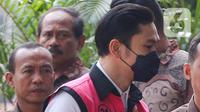 Keduanya nampak tidak berkata-kata saat digiring masuk anggota ke dalam Gedung Kejaksaan Negeri Jakarta Selatan. (Liputan6.com/Herman Zakharia)