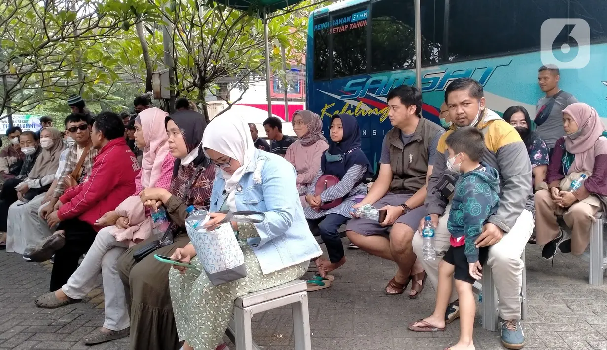 Warga mengantre selama proses perpanjang SIM A dan SIM C saat Pelayanan SIM Keliling di Plaza Jambu Dua, Kota Bogor, Sabtu (5/11/2022). Polresta Bogor Kota telah mempersiapkan beberapa titik lokasi pelayanan di wilayah Kota Bogor, warga hanya perlu membawa SIM A/C asli yang hendak diperpanjang masa berlakunya dan menyertakan fotocopy E-KTP. (Liputan6.com/Magang/Aida Nuralifa)