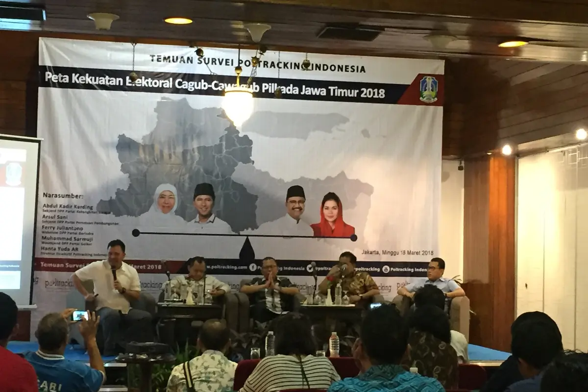 Poltracking Indonesia merilis hasil survei Peta Elektoral Kandidat Calon Gubernur (Cagub)-Calon Wakil Gubernur (Cawagub) Pilkada Jawa Timur 2018. (Liputan6.com/Devira Prastiwi)