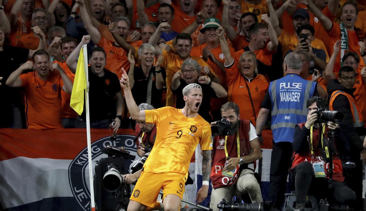 Pemain Timnas Belanda, Wout Weghorst, melakukan selebrasi setelah mencetak gol ke gawang Timnas Irlandia dalam pertandingan grup B Kualifikasi Euro 2024 yang berlangsung di Aviva Stadium, Dublin, Senin (11/9/2023) dini hari WIB. (AP/PA/Donall Farmer)