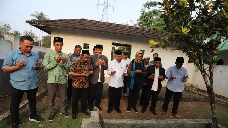 Bakal calon Gubnernur Banten Airin Rachmi Diany berziarah ke makam salah satu pendiri organisasi Islam Matla'ul Anwar (MA), KH Mas Abdurahman di Kecamatan Saketi, Pandeglang, Kamis (7/72024). (Istimewa)