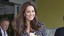 Kate Middleton saat mendatangi Pusat Anak Brookhill di London pada 18 Maret 2015. (AFP Photo / Alex Lentati)