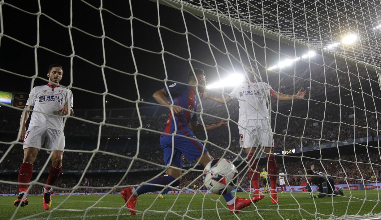 Kiper Sevilla tak mampu menghadang sepakan pemain Barcelona, Arda Turan yang berbuah gol pada laga Super Cup Spanyol di Stadion Camp Nou, Barcelona (18/8/2016). (AP/Manu Fernandez)