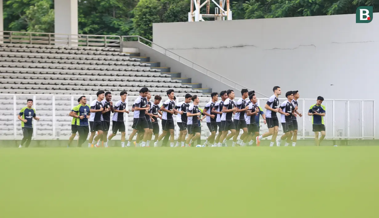 Timnas Indonesia melakukan sesi latihan di Stadion Madya, Gelora Bung Karno, Jakarta, Rabu (5/2/2025). (Bola.com/Abdul Aziz)