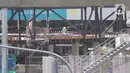 Pekerja menyelesaikan pembangunan proyek jembatan layang atau skybridge Stasiun MRT Asean-Halte Transjakarta CSW di kawasan Kebayoran Baru, Jakarta, Selasa (21/1/2020). (Liputan6.com/Immanuel Antonius)