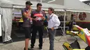Pebalap Pertamina Campos Racing asal Indonesia, Sean Gelael, berdiskusi dengan Adrian Campos dan kru Campos Racing jelang latihan bebas GP2 Spanyol di Sirkuit Catalunya, Spanyol, Jumat (13/5/2016). (Bola.com/Twitter/TeamJagonyaAyam)