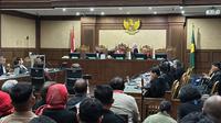 Mantan Komisioner Bawaslu Agustiani Tio hadir menjadi saksi dalam persidangan kasus dugaan suap dan perintangan dengan terdakwa Sekjen PDIP Hasto Kristiyanto, di Pengadilan Tipikor Jakarta Pusat, Kamis (24/4/2025). (Liputan6.com/Nanda Perdana Putra)