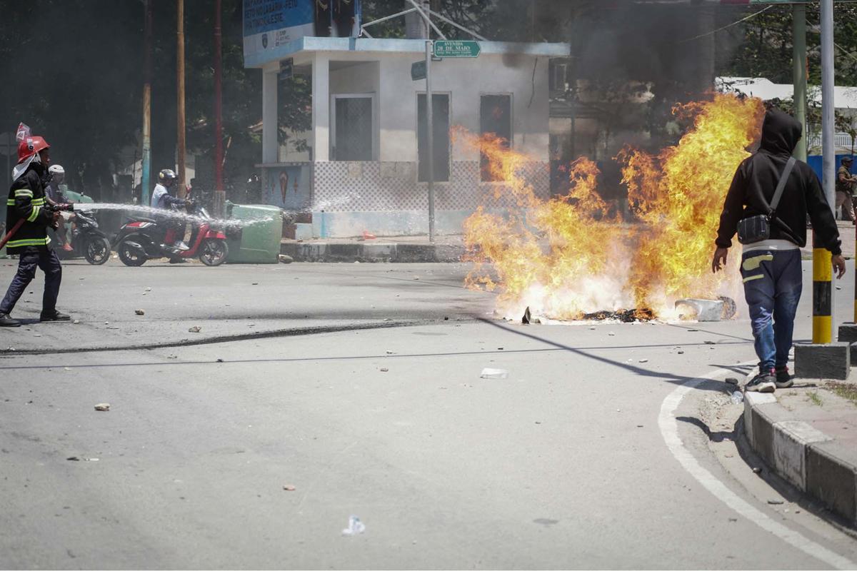 FOTO: Demo Hari Kedua, Mahasiswa Timor Leste Bentrok dengan Polisi