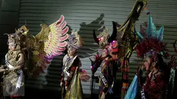 Para Finalis Putri Indonesia saat mengenakan busana daerahnya masing-masing saat unjuk kesenian dan bakat, Jakarta, Senin malam (27/3). 38 finalis ini nantinya akan berkompetisi menjadi sang Putri Indonesia 2017. (Liputan6.com/Johan Tallo)