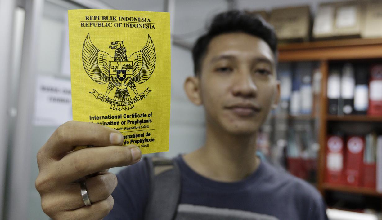 Seorang wartawan menunjukan sertifikat vaksin usai disuntik polio jelang SEA Games 2019 di Kantor Kemenpora, Jakarta, Rabu (13/11). Suntik vaksin tersebut untuk mengantisipasi wabah polio di Filipina. (Bola.com/M Iqbal Ichsan)