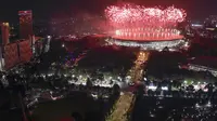 Suasana pesta kembang api saat pembukaan Asian Games di SUGBK, Jakarta, Sabtu, (18/8/2018). Pesta kembang api membuat langit Jakarta semakin gemerlap. (Bola.com/Peksi Cahyo)