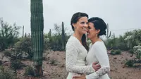 Pasangan yang menikah di gurun pasir Arizona (Foto: Cosmopolitan/ Steph Grant)