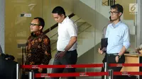 Politisi Partai Golkar, Fayakhun Andriadi (tengah) tertunduk saat meninggalkan Gedung KPK, Jakarta, Rabu (27/12). Fayakhun dimintai keterangan sebagai saksi dugaan suap pengadaan alat satelit monitoring di Bakamla-RI. (Liputan6.com/Helmi Fithriansyah)
