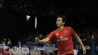 Pasangan Indonesia-Malaysia Hendra Setiawan / Boon Heong Tan, kalah dari pasangan China, Li Junhui dan Liu Yuchen pada laga Indonesia Open 2017 di JCC, Kamis, (15/6/2017). Pasangan China menang dengan skor 21-15, 21-15. (Bola.com/M Iqbal Ichsan)