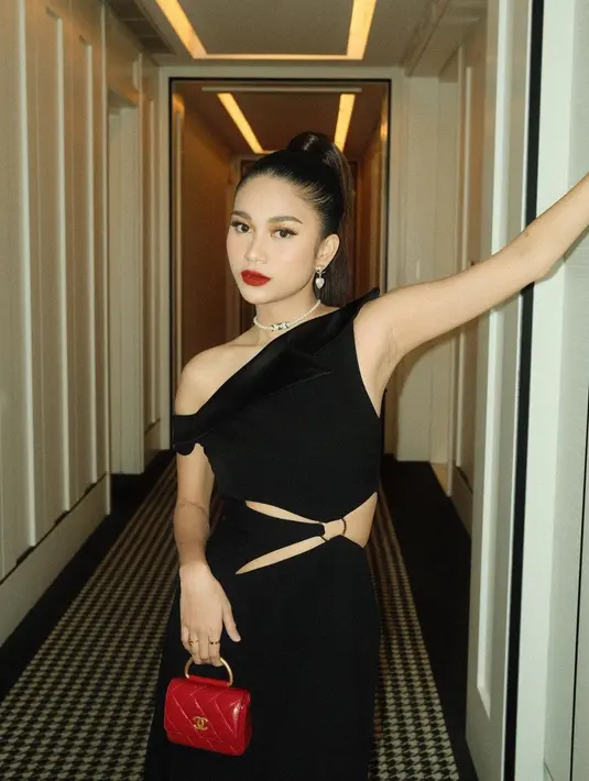 Hadir di sebuah acara, Azizah Salsha mengenakan sebuah cut-out dress yang cukup berani, berwarna hitam. [Foto: Instagram/azizahsalsha_]
