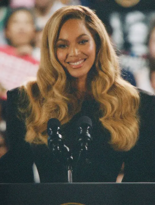 Rambut pirang Beyonce ditata dengan belah samping. Menampilkan rambut wavy yang tampak tebal dan sangat bervolume. [@beyonce]