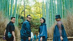 Banyak sekali tempat-tempat yang dikunjungi oleh rombongan ini saat liburan ke Jepang. Salah satunya ialah pemandangan hutan bambu yang ada di Arashiyama Kyoto Jepang. Bila liburan ke Jepang, banyak seleb Indonesia yang pasti abadikan potretnya di sini.(Liputan6.com/IG/@shandypurnamasari)