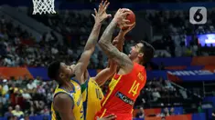 Pemain timnas basket Spanyol, Willy Hernangomez (kanan) berduel dengan dua pebasket Brasil, Bruno Caboclo dan Tim Soares pada penyisihan Grup G FIBA World Cup 2023 di Indonesia Arena, Gelora Bung Karno, Jakarta, Senin (28/8/2023). (Liputan6.com/Helmi Fithriansyah)