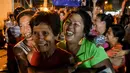 Ekspresi kegembiraan sejumlah aktivis setelah mendengar pemerintah Indonesia menunda pelaksanaan eksekusi hukuman mati terhadap Mary Jane, di depan Kedutaan Indonesia di Filipina, Rabu (29/4/2015). (REUTERS/Ezra Acayan)