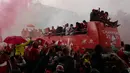 Para pemain Lille melambai kepada para penggemar dari atas bus atap terbuka saat merayakan juara Juara Ligue 1 Prancis di Lille, Prancis utara (24/5/2021). Lille menang 2-1 di Angers untuk mengamankan gelar liga Prancis pertamanya dalam 10 tahun. (AP Photo/Michel Spingler)