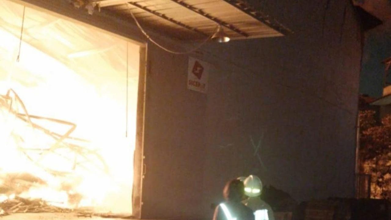 Gudang milik perusahaan e-commerce Lazada dilalap si jago merah pada Kamis (21/3) sekitar pukul 22.00 WIB. Kebakaran hebat tersebut diduga lantaran korsleting listrik.