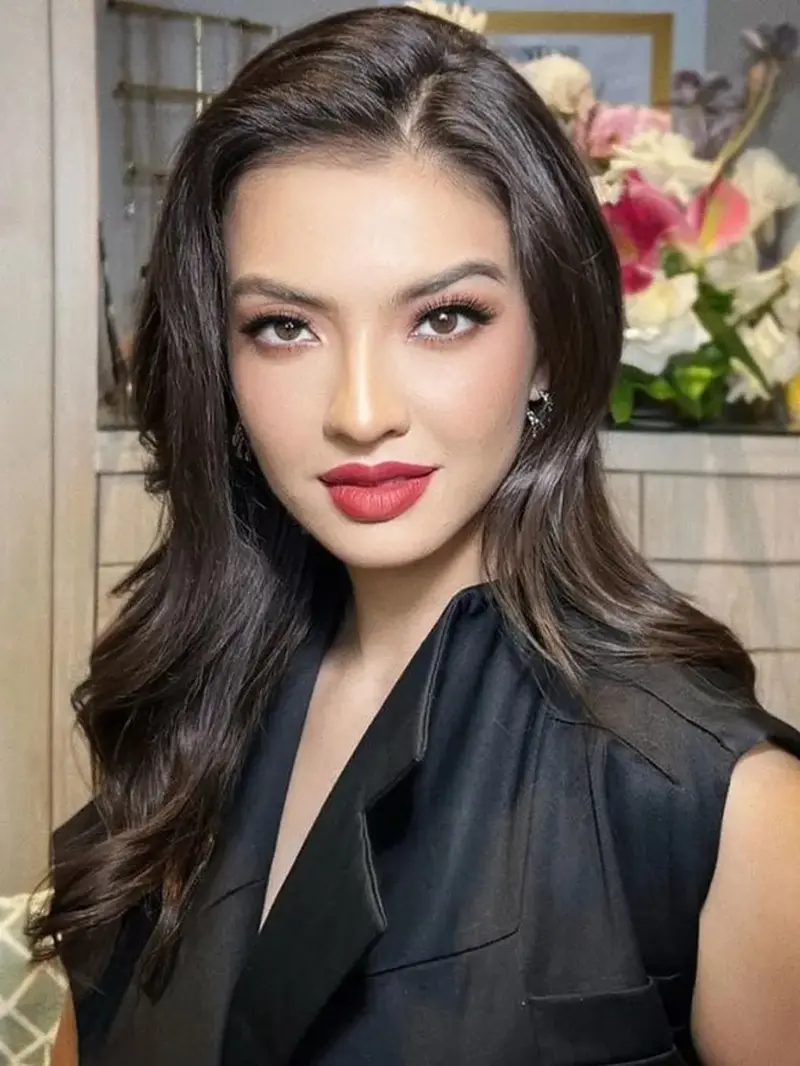 Raline Shah pakai lipstik merah (Instagram/ralineshah)