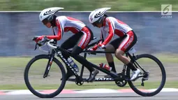 Atlet ParaCycling, Ni Mal Maghfiroh (pilot) dan Sri Sugiyanti saat laga di nomor Womens B Individual Time Trial Road Race Asian Para Games 2018 di Sirkuit Sentul, Bogor, Senin (8/10). Pasangan ini meraihperunggu. (Liputan6.com/Helmi Fithriansyah)