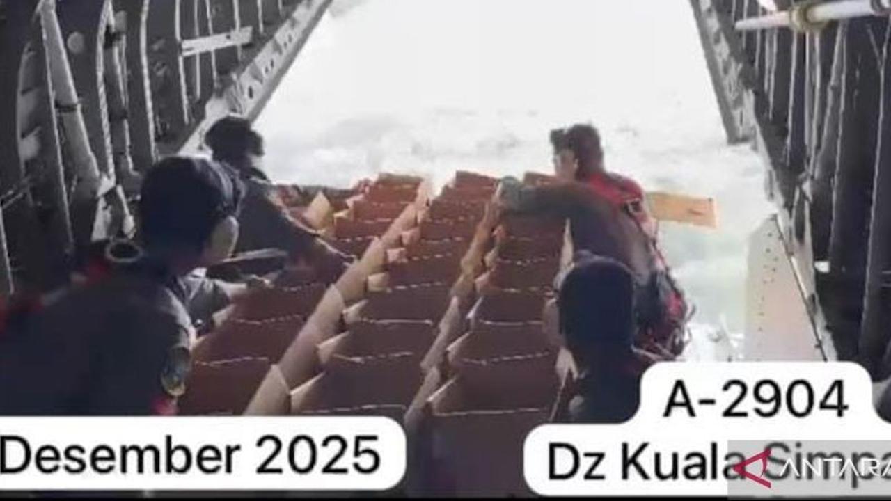 TNI AU Kerahkan Pesawat Angkut Hercules C-130J untuk Airdrop Logistik di Aceh Tamiang