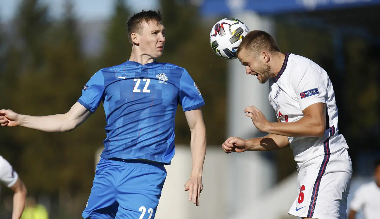 Pemain Inggris, Eric Dier, berebut bola dengan pemain Islandia, Jon Dadi Bodvarsson, pada laga UEFA Nations League di Stadion Laugardalsvollur, Minggu (6/9/2020). Inggris menang tipis dengan skor 1-0. (AP/Brynjar Gunnarson)
