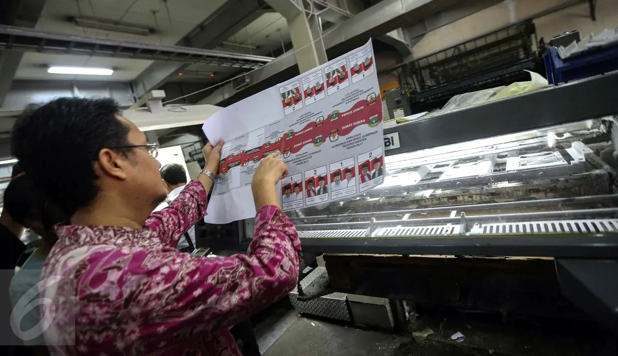 Komisioner KPU RI memeriksa warna surat suara pilkada wilayah Banten di percetakan PT Dian Rakyat, Pulo Gadung, Jakarta, Rabu (22/1). Sebanyak 7,9 juta kertas suara mulai dicetak hari ini dengan proses cetak selama empat hari. (Liputan6.com/Faizal Fanani)