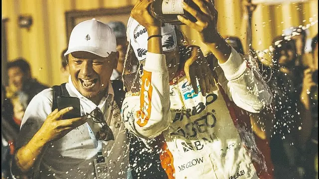 Naik Podium, Ini 7 Potret Selebrasi Sean Galael Juara di 1000 Miles Of Sebring