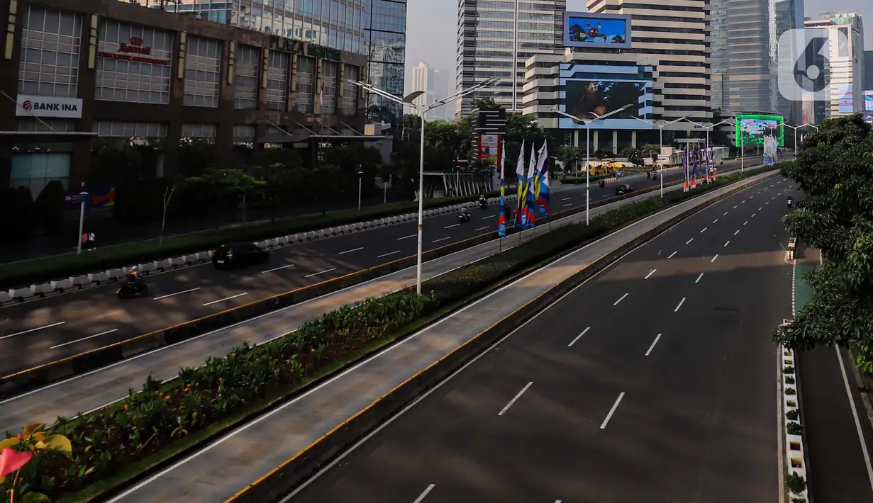 Tidak banyak aktivitas dan kegiatan yang terlihat di jalan utama Jakarta yang biasanya dipadati kendaraan bermotor. (Liputan6.com/Angga Yuniar)