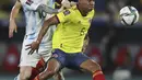 Penyerang timnas Argentina, Lionel Messi mendorong gelandang Kolombia, Wilmar Barrios pada laga lanjutan Kualifikasi Piala Dunia 2022 Zona Amerika Selatan di Stadion Metropolitano, Rabu (9/6/2021) pagi WIB. Argentina harus puas bermain imbang 2-2 dengan Kolombia. (AP Photo/Fernando Vergara)