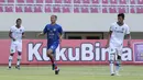 Striker Arema FC, Dendi Santoso (tengah) dan bek Persikabo 1973, Didik Wahyu Wijayance dalam laga pembuka Piala Menpora 2021 di Stadion Manahan, Solo, Minggu (21/3/2021). Arema FC bermain Imbang 1-1 dengan Persikabo 1973. (Bola.com/M Iqbal Ichsan)