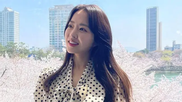 Park Bo Young memakai busana polkadot