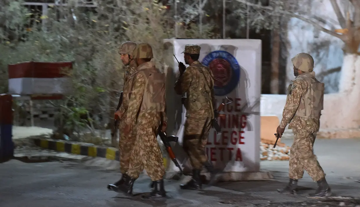 Tentara Pakistan bersenjata lengkap berjaga menyusul serangan yang dilakukan oleh gerilyawan di Akademi Polisi Balochistan, Quetta, Senin (24/10). Serangan tersebut mengakibatkan sedikitnya 59 orang tewas dan 117 luka parah. (AFP/Banaras Khan)